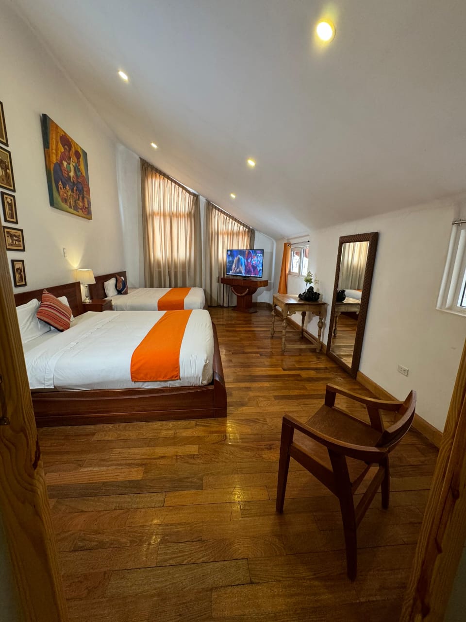 Habitación matrimonial cálida con cama premium y ambiente hotelero