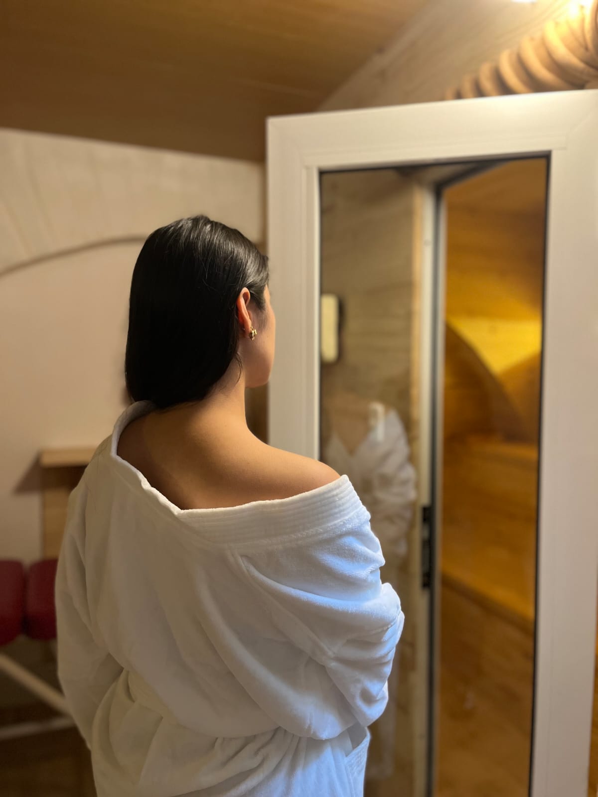 Ambiente elegante de hotel con interior cálido y refinado